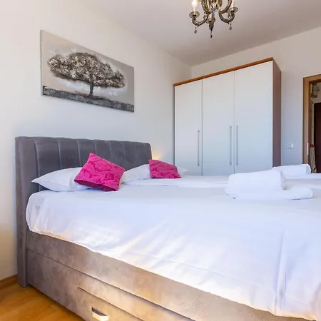 Apartamento Jadran With Balcony And Parking Garage