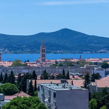 Jadran With Balcony And Parking Garage Apartman Zadar