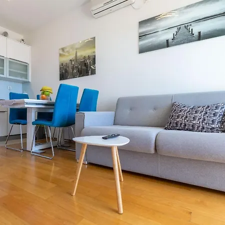 Jadran With Balcony And Parking Garage Apartman *
