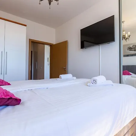 Jadran With Balcony And Parking Garage Apartman Zadar