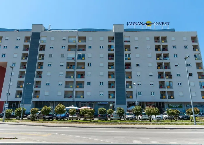 Apartamento Jadran With Balcony And Parking Garage