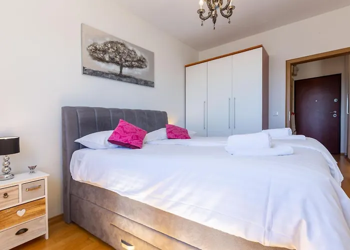 Apartamento Jadran With Balcony And Parking Garage