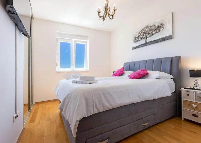 Jadran With Balcony And Parking Garage * Zadar