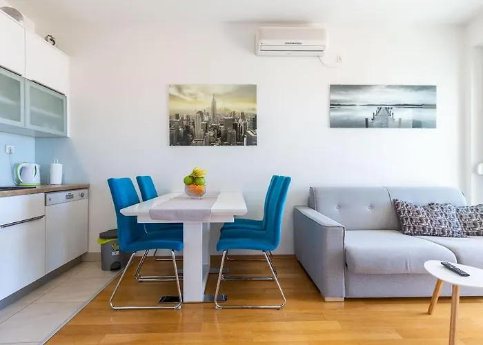 Jadran With Balcony And Parking Garage