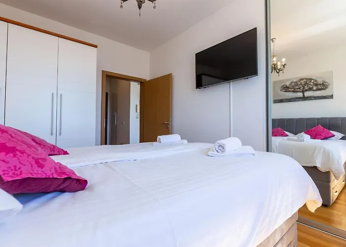 Jadran With Balcony And Parking Garage Apartman Zára